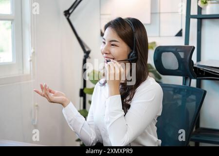 Professioneller Callcenter-Agent, der mit Headset den Kundendienst in einer modernen Büroumgebung bereitstellt Stockfoto