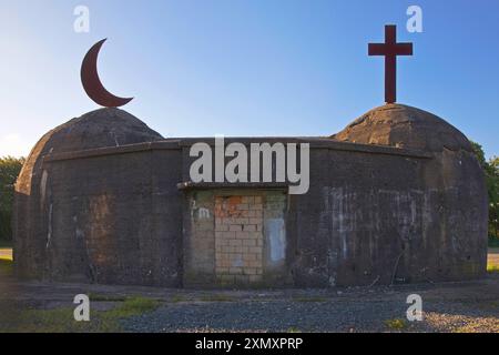 Kunstwerk Migrationsobjekt, Kreuz und Halbmond auf einem ehemaligen Luftschutzbunker, Messegelände Crange, Deutschland, Nordrhein-Westfalen, Ruhrgebiet, Herne Stockfoto