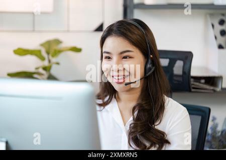 Professioneller Callcenter-Agent, der in modernen Büroumgebungen den Kundendienst mit Headset unterstützt Stockfoto
