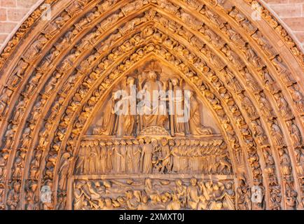 Zentrale gotische Tür oder Tor des Jüngsten Gerichts der Notre Dame de Paris bei Nacht (vor dem Brand im Jahr 2019) Stockfoto