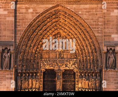 Zentrale gotische Tür oder Tor des Jüngsten Gerichts der Notre Dame de Paris bei Nacht (vor dem Brand im Jahr 2019) Stockfoto