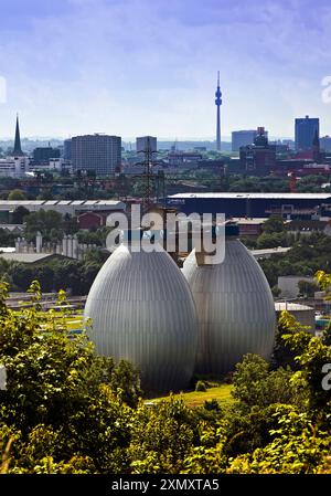 Stadtpanorama von Deusenberg mit Faulwerken und Florian-Fernsehturm, Deutschland, Nordrhein-Westfalen, Ruhrgebiet, Dortmund Stockfoto