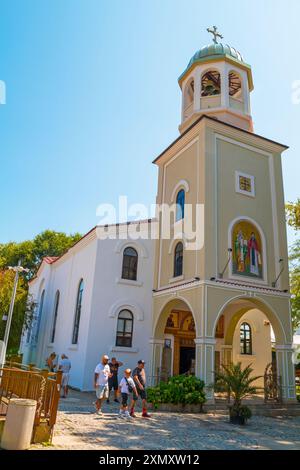 Sozopol, Bulgarien - 30. august 2023: Kirche St. Kyrill und St. Methodius einer alten Küstenstadt an der südbulgarischen Schwarzmeerküste. Stockfoto