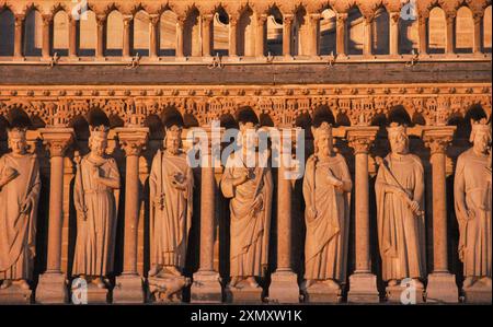 Kathedrale Notre Dame bei Nacht: Detail der Königsgalerie, unsere Lieben Frau von Paris (vor dem Brand im Jahr 2019) Stockfoto