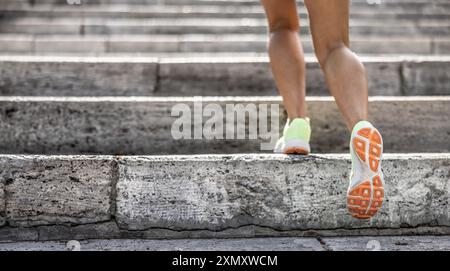 Läuferin Beine laufen auf der Stadttreppe. Frau Fitness Joggen Workout Wellness Konzept. Stockfoto
