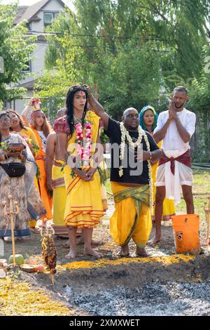 Porträt einer großen schlanken jungen Hindu-Frau, die vor ihrem Thimithi-Feuerweg in Jamaica, Queens, New York gereinigt wurde. Stockfoto