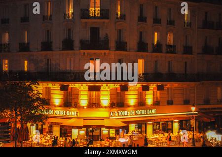 Der unvergessliche haussmann-Stil in pariser Architektur und Straßen bei Nacht Stockfoto