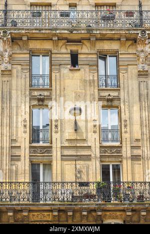 Der unvergessliche Haussmann-Stil in pariser Architektur und Straßen Stockfoto