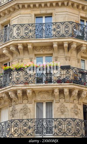 Der unvergessliche Haussmann-Stil in pariser Architektur und Straßen Stockfoto