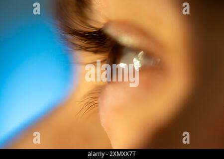 Ein Makrofoto, das die komplizierten Details eines braunen, naselnussbraunen Auges eines Mannes aufnimmt und seine lebendige Farbe, Textur und natürliche Schönheit zeigt. Stockfoto