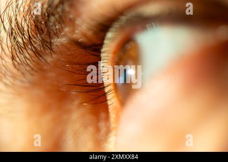 Ein Makrofoto, das die komplizierten Details eines braunen, naselnussbraunen Auges eines Mannes aufnimmt und seine lebendige Farbe, Textur und natürliche Schönheit zeigt. Stockfoto