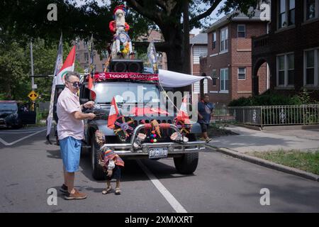 Payasito Chiquitín, ein Clown, bereitet seinen Wagen für die Internationale Peruanische Parade in Queens, NYC vor. Stockfoto