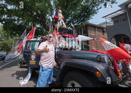Payasito Chiquitín, ein Clown, der in der Nähe seines Jeep-Wagens für die Internationale Peruanische Parade in Queens, NYC, angemietet wird. Stockfoto