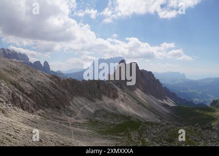 Panoramablick auf die italienischen Dolomiten mit CIR-Gipfeln und Val Chedul Stockfoto
