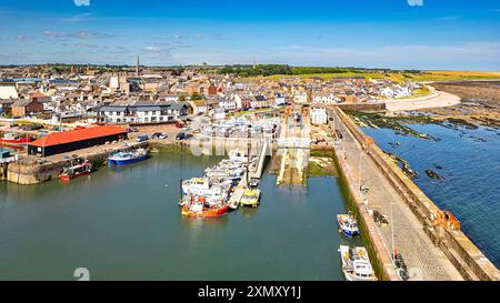 Arbroath Angus Scotland das Gezeitenhafengebiet im Sommer East Pier und Bootsbauer Yard Stockfoto