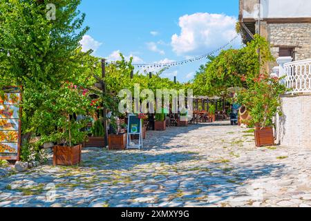 Nessebar, Bulgarien - 1. september 2023: Innenstadt von Nesebar. Enge Gassen voller Touristen an einem schönen sonnigen Tag. Im Hintergrund Restaurants Stockfoto