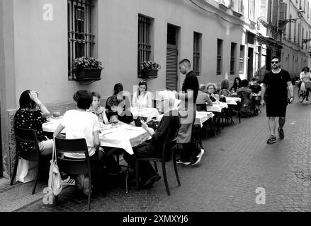 Kellner im Restaurant, der Bestellungen von Gästen an Straßentischen in Parma, Italien, entgegennimmt Stockfoto