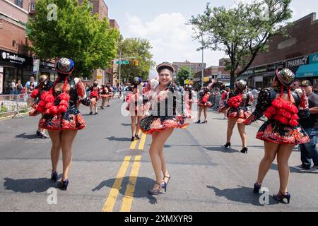 Bolivianische Frauen der Tanztruppe San Simon Sucre treten bei der International Peruvian Parade in Jackson Heights, Queens, New York auf. Stockfoto