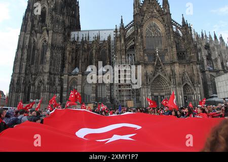 Gesellschaft 10.04.2016, EU, DEU, Deutschland, Nordrhein-Westfalen, Köln: eine Demonstration von tuerkischen Nationalisten u.a. Graue Woelfe beim Friedensmarsch für die Tuerkei. Die Gruppe AYTK hatte bis zu 5000 Teilnehmer angemeldet - es kam aber nur einige hundert. Die Demonstration ging vom Ebertplatz zum Dom. EU, DEU, Deutschland, Nordrhein-Westfalen, Köln: Eine Demonstration türkischer Nationalisten einschließlich Grauer Wölfe beim Friedensmarsch für die Türkei. Die Gruppe AYTK hatte bis zu 5000 Teilnehmer registriert, aber nur wenige hundert kamen. Die Demonstration ging vom Ebertplatz zum Stockfoto