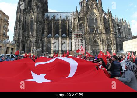 Gesellschaft 10.04.2016, EU, DEU, Deutschland, Nordrhein-Westfalen, Köln: eine Demonstration von tuerkischen Nationalisten u.a. Graue Woelfe beim Friedensmarsch für die Tuerkei. Die Gruppe AYTK hatte bis zu 5000 Teilnehmer angemeldet - es kam aber nur einige hundert. Die Demonstration ging vom Ebertplatz zum Dom. EU, DEU, Deutschland, Nordrhein-Westfalen, Köln: Eine Demonstration türkischer Nationalisten einschließlich Grauer Wölfe beim Friedensmarsch für die Türkei. Die Gruppe AYTK hatte bis zu 5000 Teilnehmer registriert, aber nur wenige hundert kamen. Die Demonstration ging vom Ebertplatz zum Stockfoto