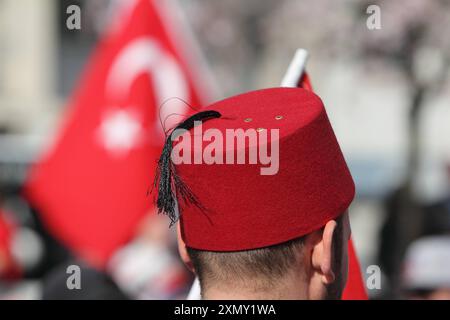 Gesellschaft 10.04.2016, EU, DEU, Deutschland, Nordrhein-Westfalen, Köln: eine Demonstration von tuerkischen Nationalisten u.a. Graue Woelfe beim Friedensmarsch für die Tuerkei. Die Gruppe AYTK hatte bis zu 5000 Teilnehmer angemeldet - es kam aber nur einige hundert. Die Demonstration ging vom Ebertplatz zum Dom. EU, DEU, Deutschland, Nordrhein-Westfalen, Köln: Eine Demonstration türkischer Nationalisten einschließlich Grauer Wölfe beim Friedensmarsch für die Türkei. Die Gruppe AYTK hatte bis zu 5000 Teilnehmer registriert, aber nur wenige hundert kamen. Die Demonstration ging vom Ebertplatz zum Stockfoto