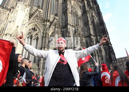 Gesellschaft 10.04.2016, EU, DEU, Deutschland, Nordrhein-Westfalen, Köln: eine Demonstration von tuerkischen Nationalisten u.a. Graue Woelfe beim Friedensmarsch für die Tuerkei. Die Gruppe AYTK hatte bis zu 5000 Teilnehmer angemeldet - es kam aber nur einige hundert. Die Demonstration ging vom Ebertplatz zum Dom. EU, DEU, Deutschland, Nordrhein-Westfalen, Köln: Eine Demonstration türkischer Nationalisten einschließlich Grauer Wölfe beim Friedensmarsch für die Türkei. Die Gruppe AYTK hatte bis zu 5000 Teilnehmer registriert, aber nur wenige hundert kamen. Die Demonstration ging vom Ebertplatz zum Stockfoto