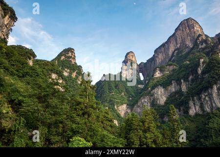 Das Himmelstor von tianmen shan, einem Berg im Nationalpark Tianmen Mountain, Zhangjiajie, im Nordwesten der Provinz Hunan, Stockfoto