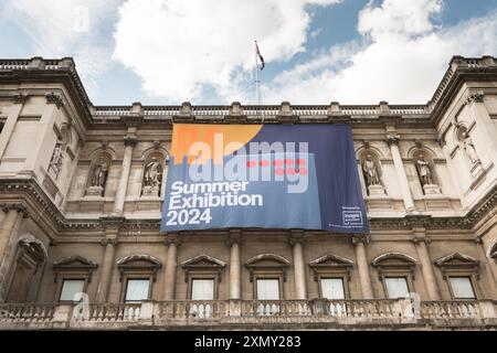 Außenfassade des Annenberg Courtyard in der Royal Academy of Arts, Sommerausstellung 2024, London, England, Großbritannien Stockfoto