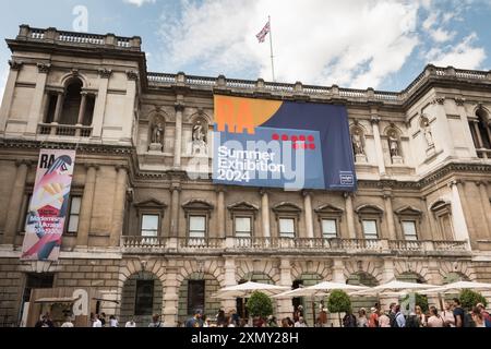 Außenfassade des Annenberg Courtyard in der Royal Academy of Arts, Sommerausstellung 2024, London, England, Großbritannien Stockfoto