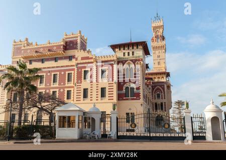 Alexandria, Ägypten - 13. Dezember 2018: Außenansicht des Montazah-Palastes an einem sonnigen Sommertag Stockfoto