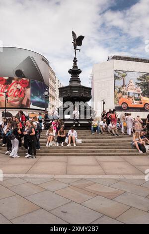 Touristenmassen rund um die Statue of Eros, Piccadilly Circus, London, England, Großbritannien Stockfoto