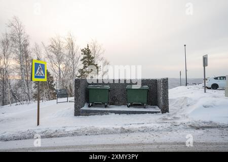 Mülltonnen im Winter in russland. Hochwertige Fotos Stockfoto