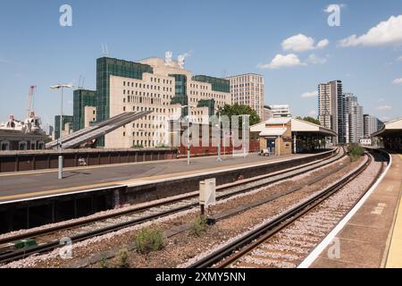 Vauxhall Bahnhof und Vauxhall Cross SIS MI6 Hauptquartier am Fluss auf der Südseite der Vauxhall Bridge, Vauxhall, London, England, Großbritannien Stockfoto