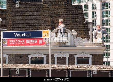 Elefanten- und Castle-Statuen stehen auf dem ehemaligen Elephant and Castle Publishing House, heute ein Starbucks, neben der Vauxhall Station in London, England Stockfoto