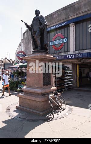 König Edward VII. Statue vor der U-Bahnstation Tooting Broadway, Tooting High Street, London, SW17, England, UK Stockfoto