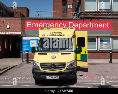 Ein Krankenwagen, der vor der Notaufnahme des St. George's Hospital, Blackshaw Road, Tooting, London, SW17, geparkt wurde. England, Großbritannien Stockfoto