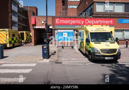 Krankenwagen, die vor der Notaufnahme des St George's Hospital, Blackshaw Road, Tooting, London, SW17, geparkt wurden England, Großbritannien Stockfoto