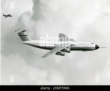 Die erste Lockheed C-5A Galaxie, 66-8303, mit einer Lockheed... Stockfoto