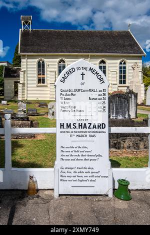 Eine Grabstätte in der Christ Church in Russell für sechs Männer des Kanonenschiffs HMS Hazard, der 1845 bei der Verteidigung der Stadt starb, früher bekannt als Kororāreka in Neuseeland Stockfoto
