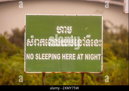 Zweisprachiges Schild mit dem Aufschrift "hier schlafen in der Nacht nicht". Popokvil Wasserfall. Bokor Mountain, Bokor National Park, Kampot Province, Kambodscha. © Kraig Lieb Stockfoto