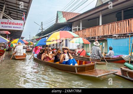 Touristenboot am schwimmenden Markt Damnoen Saduak in der Nähe von Bangkok, Thailand Stockfoto