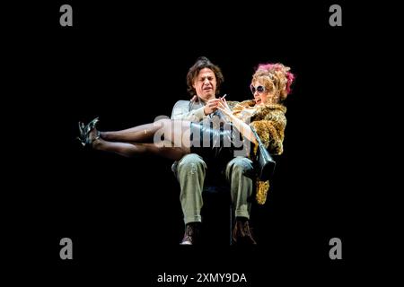 Markus Werba (Papageno), Rhian Lois (Papagena) in DIE ZAUBERFLOTE von Mozart an der Royal Opera, Covent Garden, London WC2 23/02/2015 Musik: Wolfgang Amadeus Mozart Libretto: Emanuel Schikaneder Dirigent: Cornelius Meister Design: John Macfarlane Beleuchtung: Paule Constable Choreograf: Leah Hausman Originalregisseur: David McVicar Stockfoto