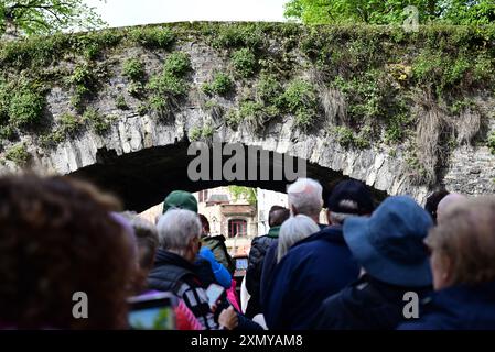 Pass auf den Kopf! Menschen auf einem Kanalboot, das unter einer niedrigen Brücke in Brügge, Belgien, fährt. Stockfoto