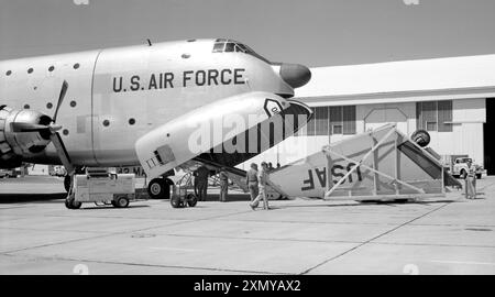 Douglas C-124C Globemaster II 51-168 und F-100A 52-5762 Stockfoto