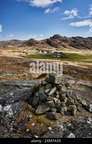 Ein Steinkairn, der von einem hohen Boden über Sanna, Ardnamurchan Peninsula, Schottland, nach Osten in Richtung Sanna blickt Stockfoto