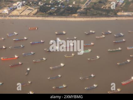 Viele Industrieschiffe, die auf dem Meer segeln, Chittagong Division, Chittagong, Bangladesch Stockfoto