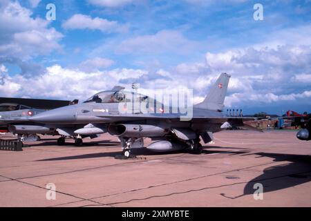 General Dynamics F-16BM kämpft gegen Falcon ET-207 Stockfoto