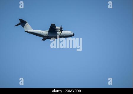 Ein Airbus A400M der Luftwaffe bei einem Überflug an der Staatsdomäne Waldhof. Das Gelände an der Staatsdomäne Waldhof auf der Gemarkung Geislingen im Zollernalbkreis soll für Fallschirm-Luftlandungs-Übungen und Übungen zum Absetzen von Lasten durch das Kommando Spezialkräfte KSK der Bundeswehr und durch die US-Streitkräfte dienen. Rosenfeld Baden-Württemberg Deutschland *** ein Airbus A400M der Deutschen Luftwaffe während eines Überflugs auf das Staatsgebiet Waldhof soll das Gebiet auf dem Staatsgebiet Waldhof im Landkreis Geislingen im Zollernalbkreis für Fallschirmlandungen genutzt werden Stockfoto