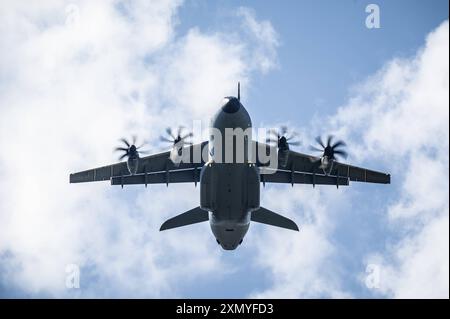 Ein Airbus A400M der Luftwaffe bei einem Überflug an der Staatsdomäne Waldhof. Das Gelände an der Staatsdomäne Waldhof auf der Gemarkung Geislingen im Zollernalbkreis soll für Fallschirm-Luftlandungs-Übungen und Übungen zum Absetzen von Lasten durch das Kommando Spezialkräfte KSK der Bundeswehr und durch die US-Streitkräfte dienen. Rosenfeld Baden-Württemberg Deutschland *** ein Airbus A400M der Deutschen Luftwaffe während eines Überflugs auf das Staatsgebiet Waldhof soll das Gebiet auf dem Staatsgebiet Waldhof im Landkreis Geislingen im Zollernalbkreis für Fallschirmlandungen genutzt werden Stockfoto