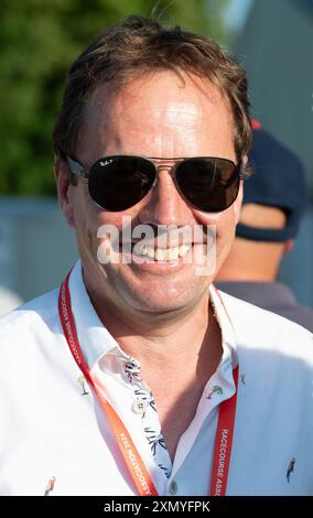 Windsor, Berkshire, Großbritannien. Juli 2024. Chris Stickels Clerk des Rennplatzes Ascot Racecourse genießt einen Abend mit Pferderennen auf der Royal Windsor Racecourse. Quelle: Maureen McLean/Alamy Live News Stockfoto